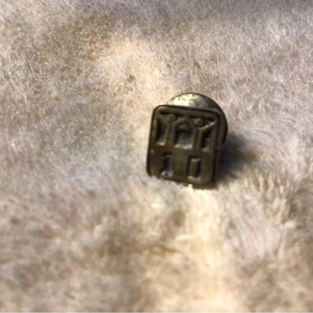 BRONZE TONE SQUARE 10 LAPEL/HAT PIN